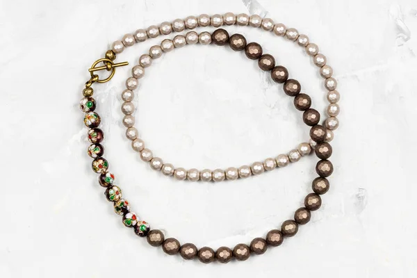 Collier Confectionné Main Partir Perles Nacre Facettées Perles Cloisonnées Peintes — Photo