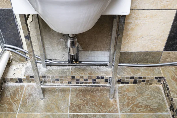Vorübergehende Verteilung Von Polyethylen Wasserrohren Hoher Dichte Heimischen Badezimmer Stockbild