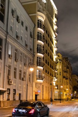 Moskova, Rusya - 2 Şubat 2022: Moskova 'nın merkezindeki Malaya Bronnaya caddesindeki modern yenilenmiş apartman