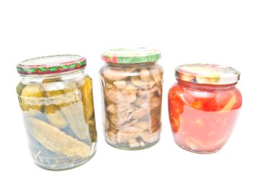 üç beyaz üzerine farklı Marine sebze ile kavanozlar