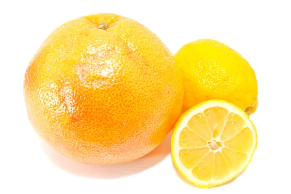 Соковитий грейпфрут і лимон на білому — стокове фото