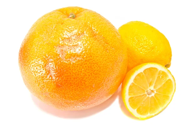 Лимонно-сирий грейпфрут на білому — стокове фото