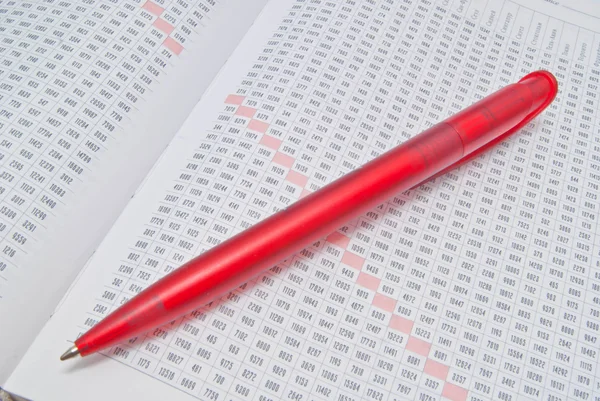 Bolígrafo rojo y diario sobre blanco —  Fotos de Stock