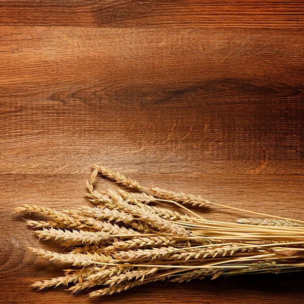 Trigo sobre el fondo de madera —  Fotos de Stock