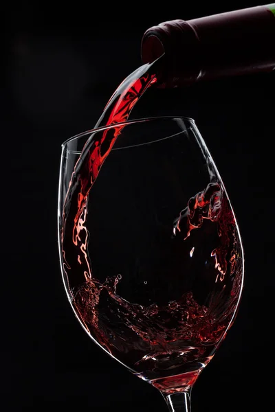 Vinho tinto derramado em vidro — Fotografia de Stock