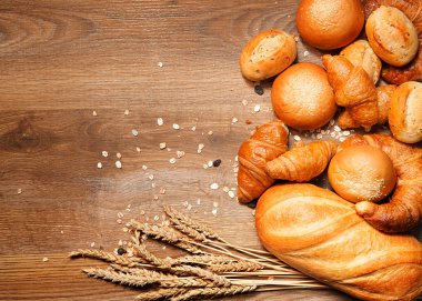 Ahşap masanın üzerinde pişmiş ekmek çeşitleri
