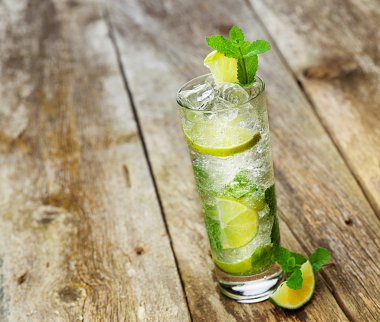 Mojito ahşap bir masa üzerine kireç dilim