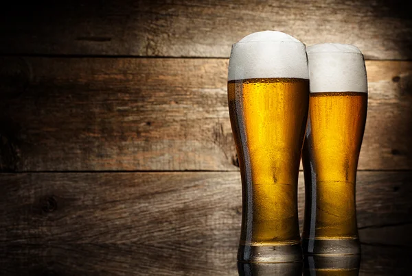 Due birre di vetro su fondo legno con copyspace — Foto Stock