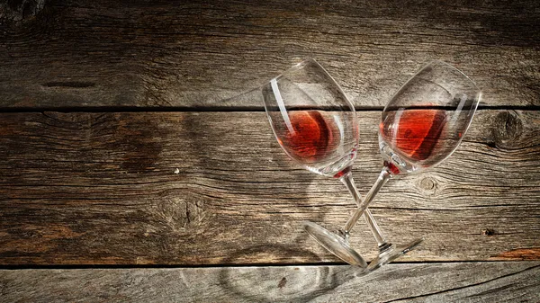 Verre à vin sur fond bois Images De Stock Libres De Droits