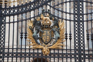 Buckingham Sarayı gate Londra İngiltere