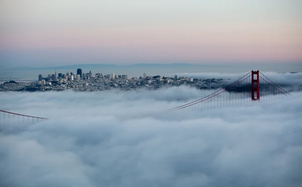 San francisco most grunwaldzki we mgle — Zdjęcie stockowe