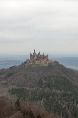 Almanya 'da Hechingen yakınlarındaki Hohenzollern kalesi.