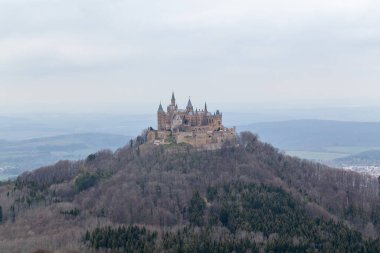 Almanya 'da Hechingen yakınlarındaki Hohenzollern kalesi.