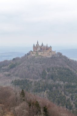 Almanya 'da Hechingen yakınlarındaki Hohenzollern kalesi.