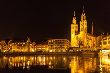Grossmunster Kilisesi, Zürih 'teki Limmat nehrinin kıyısında geceleyin, İsviçre