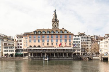 Zürih 'teki Limmat nehrinin kıyısındaki eski güzel klasik binalar Altstadt bölgesi.