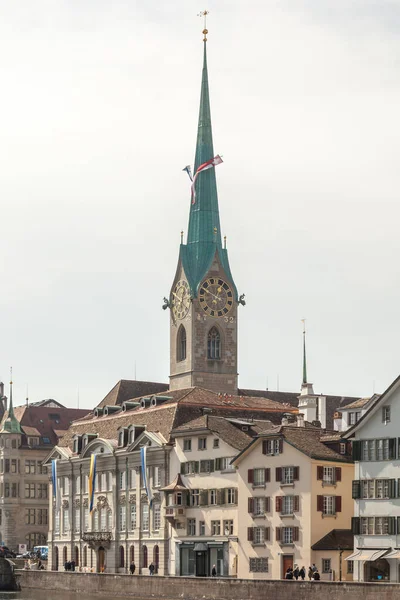 Indah Tua Kuno Bangunan Abad Pertengahan Oleh Sungai Limmat Zurich — Stok Foto