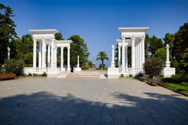 Batumi şehrinde Collonades ile park manzarası - Georgia 'nın başkenti Adjara