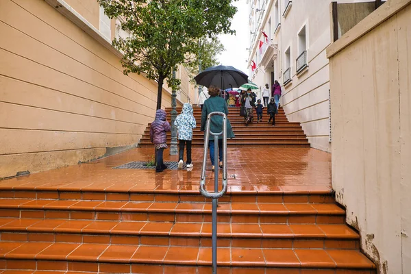 Uma Escada Longa Sinuosa Que Liga Diferentes Níveis Casas Apartamentos — Fotografia de Stock
