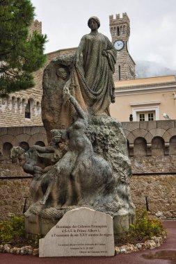  Prens 'in Sarayı' nın yakınındaki Etrangeres Anıtı 'na Saygı, Yabancı Kolonilere Övgü