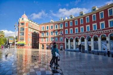 Fransa 'nın Nice kentindeki Massena Meydanı' nda kırmızı binalar ve çeşme manzarası