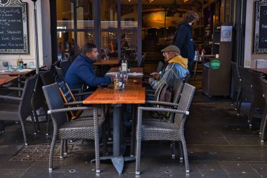 Nice, Fransa 'da insanlar kahve ve küçük sohbetlerden hoşlanır.