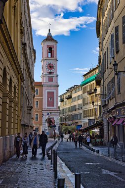 Old Town of Nice 'deki kafe ve dükkanlar, Fransız Riviera' sındaki ünlü bir turizm merkezi.