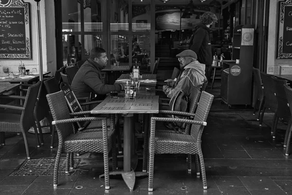 Άνθρωποι Απολαμβάνουν Καφέ Και Κουβεντούλα Στη Νίκαια Γαλλία — Φωτογραφία Αρχείου