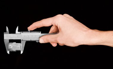 Ölçüm sırasında bir kumpas tutan adamın el