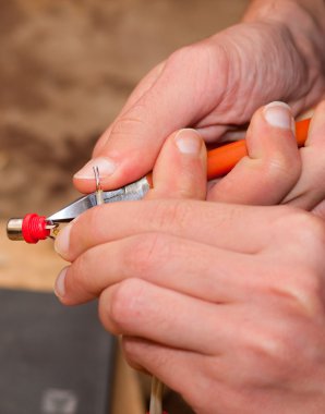 Adamın elleri bağlantı ucunun tel kesme