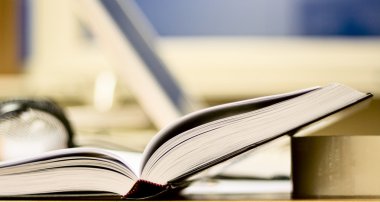 Açık Ofis Masası üzerinde kitap