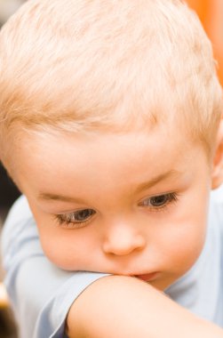 sevimli küçük çocuk kolunda yalan