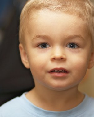 sevimli küçük çocuk bir kenara arıyorsunuz