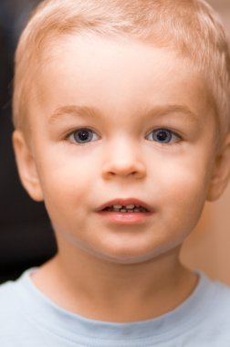 ağzını açtı sürpriz olan küçük çocuk