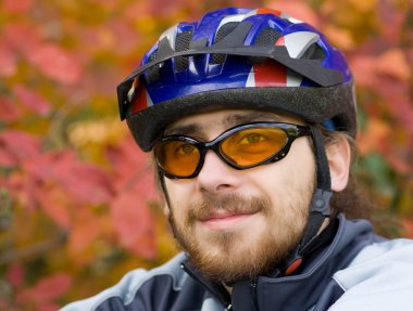 Genç bicycler arka planda sonbahar yaprakları