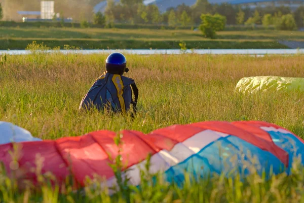 Pilot sitter i gräset väntar på sin tur att lansera — Stockfoto