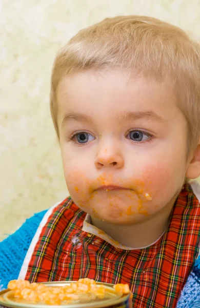 Niedlicher kleiner Junge während einer Mahlzeit — Stockfoto
