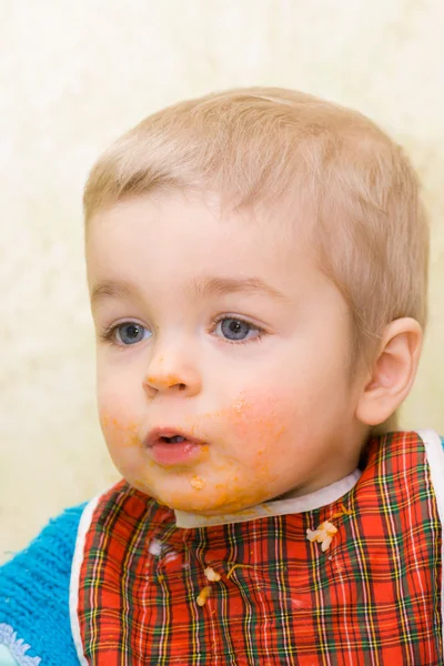 Süßer kleiner Junge mit Kürbis befleckt — Stockfoto