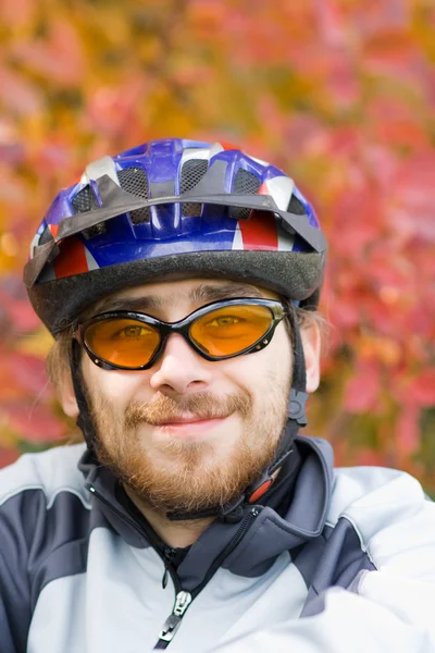 Νεαρός χαμογελαστό bicycler το ιστορικό του Φθινοπωρινά φύλλα — Φωτογραφία Αρχείου