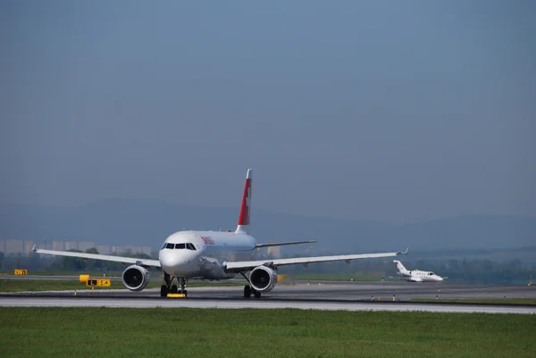 Swiss hava yolları üstünde uçak pisti — Stok fotoğraf