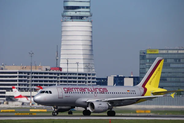 Duitse vleugels op de luchthaven — Stockfoto