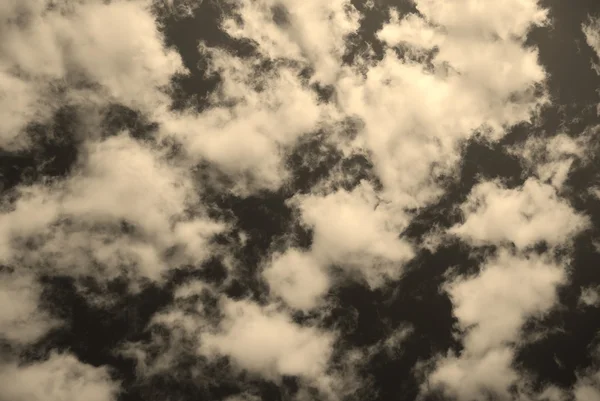 Céu azul nuvens brancas sépia — Fotografia de Stock