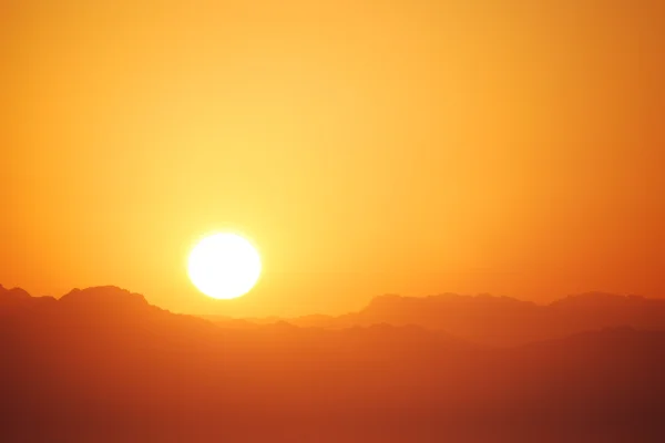 Sunrise in Egypt with mountains — Stock Photo, Image