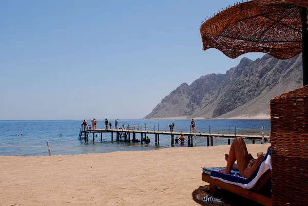 Playa y embarcadero en el mar — Foto de Stock