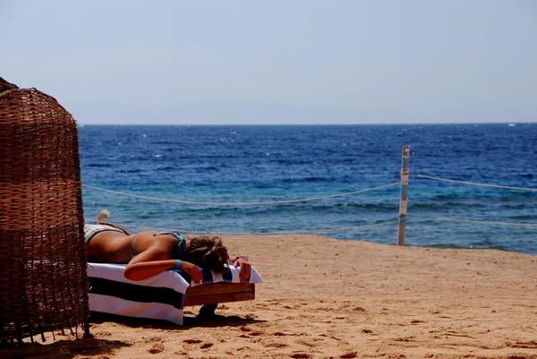 Beach near the sea and girl — Stock Photo, Image