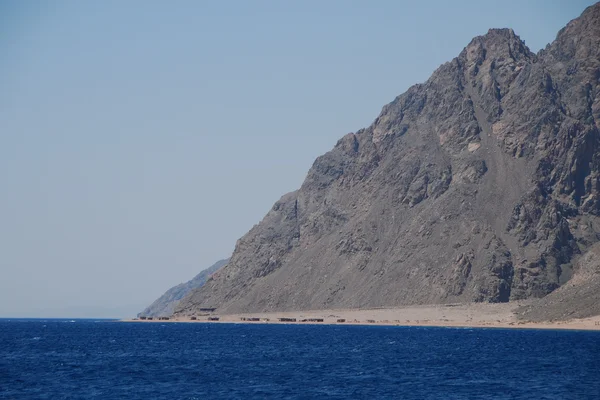 Strand Meer und Berg — Stockfoto