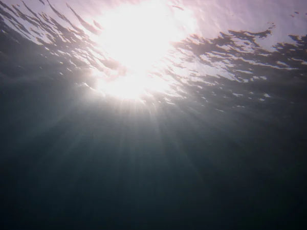 Rayo de sol en la superficie del mar — Foto de Stock