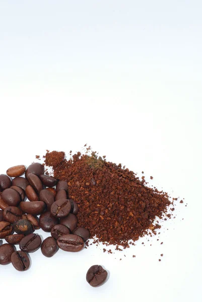 Кофейные зерна и портрет молотого кофе — стоковое фото