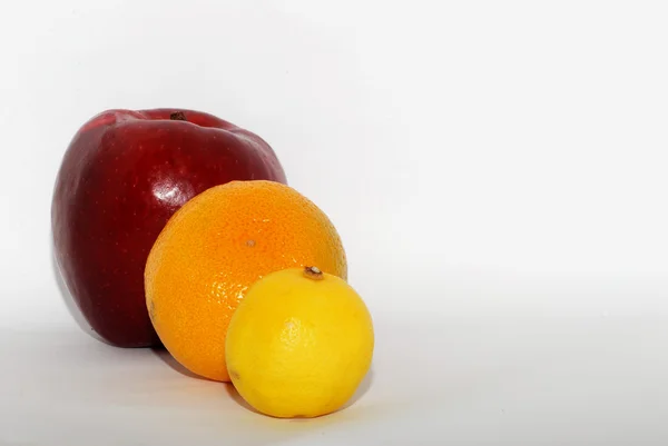 Elma limon mandalina sol — Stok fotoğraf
