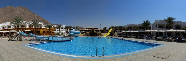 Piscina en el panorama de vacaciones — Foto de Stock